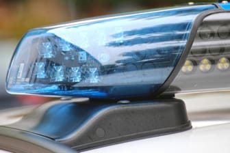 Blaulicht eines Polizeiwagens: Der Tote wurde bei der Polizei nie als vermisst gemeldet (Symbolbild).