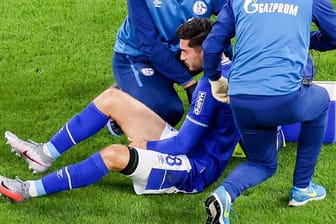 Schalkes Suat Serdar wird nach einer Verletzung behandelt.