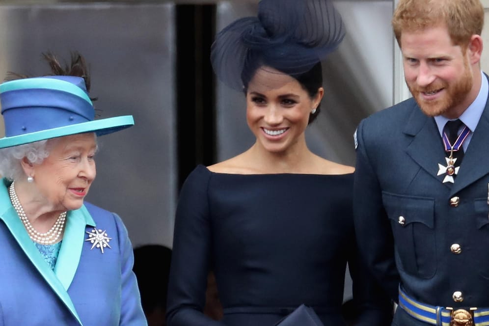 Queen Elizabeth II. im Juli 2018 mit Meghan und Harry: Wollte die Monarchin den "Megxit" mit einem geheimen Plan verhindern?