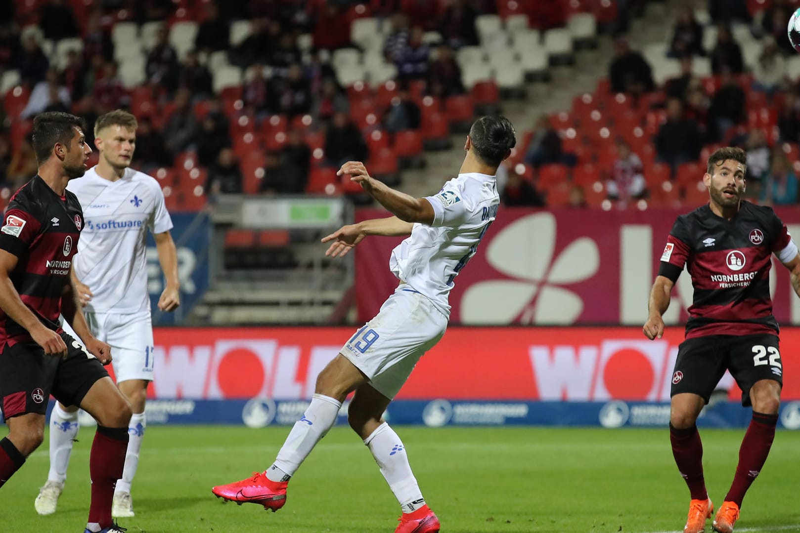 Spieltag im Max-Morlock-Stadion. Der Darmstädter Serdar Dursun (2.v.r.) erzielt den Treffer zum 1:1.