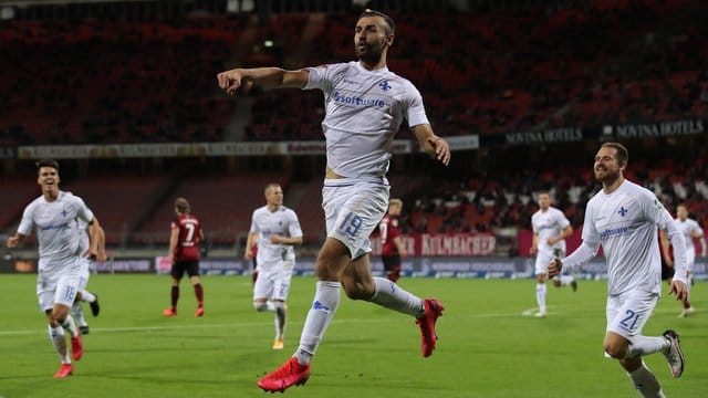 Der Darmstädter Serdar Dursun (M) jubelt über seinen Treffer zum 1:1. Der Darmstädter Serdar Dursun (M) jubelt über seinen Treffer zum 1:1.