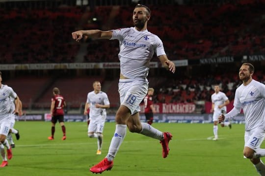 Der Darmstädter Serdar Dursun (M) jubelt über seinen Treffer zum 1:1.