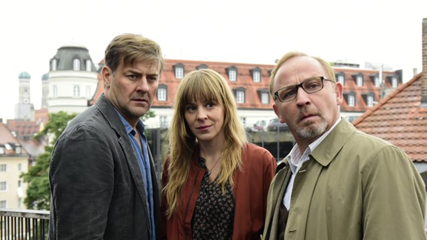 Harald Neuhauser (Marcus Mittermeier, l), Angelika Flierl (Bernadette Heerwagen) und Ludwig Schaller (Alexander Held) bekommen es mit einem toten Callboy zu tun.
