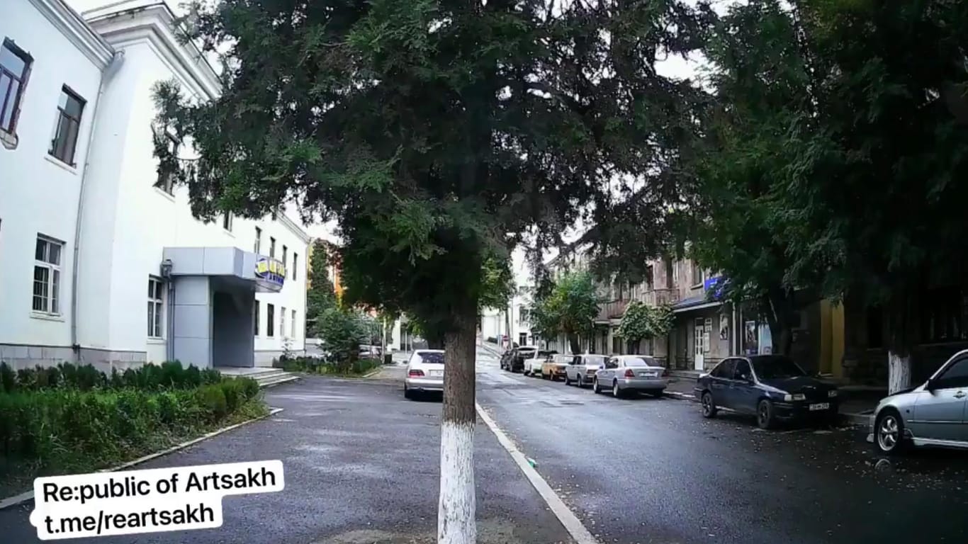 Eine Straße in Stepanakert, Sekunden vor einem Angriff mit Streubomben.