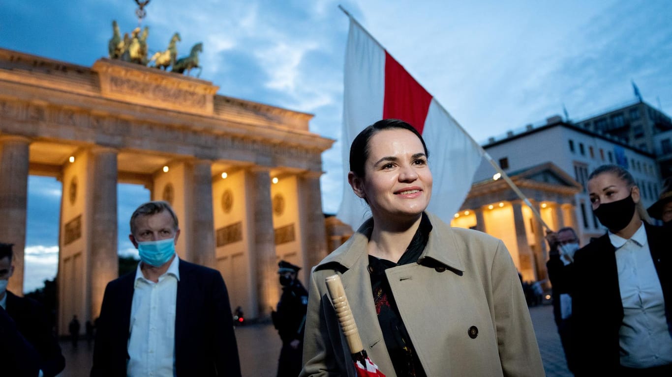 Die belarusische Oppositionsführerin Swetlana Tichanowskaja: Bei einem Auftritt am Montagabend am Brandenburger Tor.