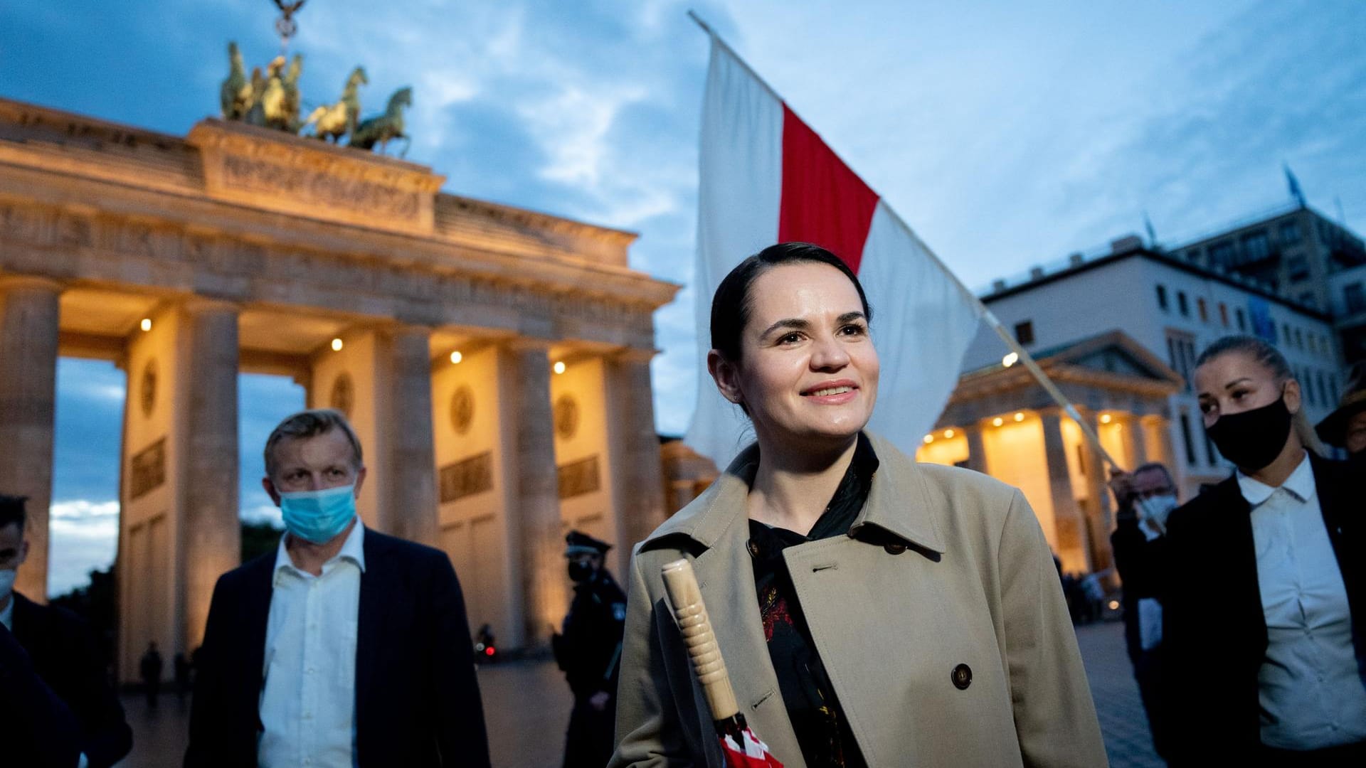Die belarusische Oppositionsführerin Swetlana Tichanowskaja: Bei einem Auftritt am Montagabend am Brandenburger Tor.