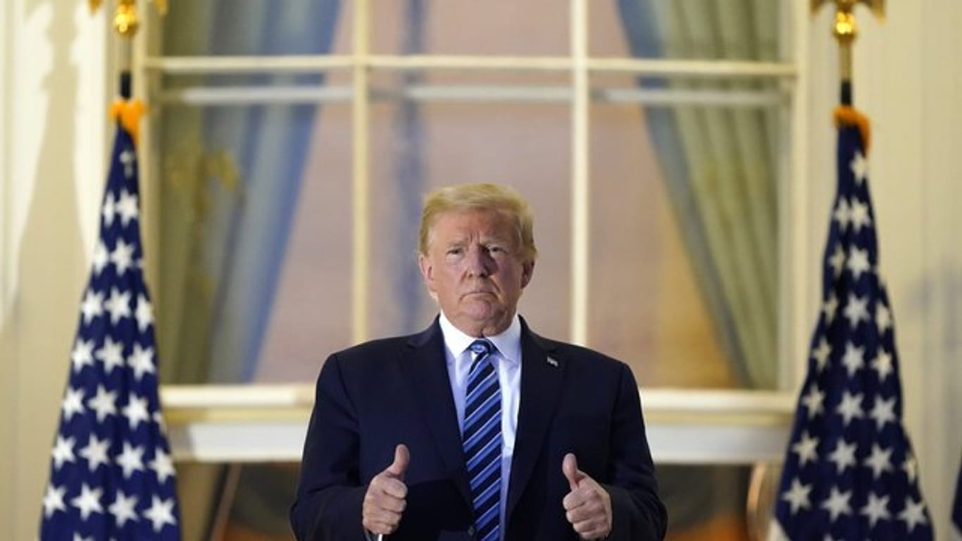 US Präsident Donald Trump streckt die Daumen nach oben auf dem Balkon vor dem Blue Room.
