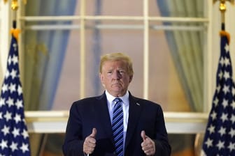 US Präsident Donald Trump streckt die Daumen nach oben auf dem Balkon vor dem Blue Room.