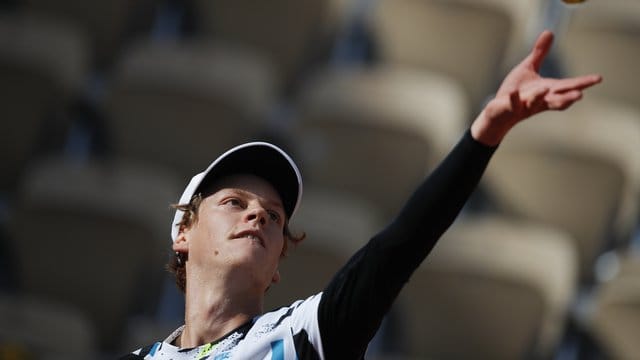 Der 19-jährige Zverev-Bezwinger Jannik Sinner trifft im Viertelfinale auf den zwölfmaligen French-Open-Sieger Rafael Nadal. Der 19-jährige Zverev-Bezwinger Jannik Sinner trifft im Viertelfinale auf den zwölfmaligen French-Open-Sieger Rafael Nadal.