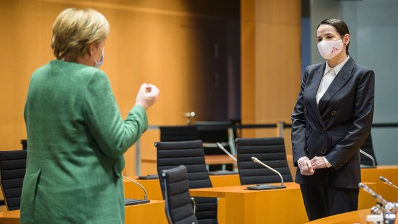 Bundeskanzlerin Angela Merkel trifft die belarussische Oppositionsführerin Swetlana Tichanowskaja (r) im Bundeskanzleramt.