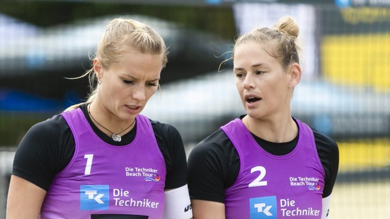 Kim Behrens (l) und Cinja Tillmann unterhalten sich bei den Deutschen Beachvolleyball-Meisterschaften.