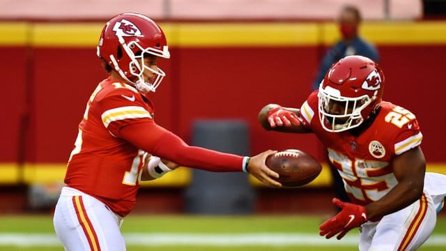 Quarterback Patrick Mahomes (l) von den Kansas City Chiefs übergibt den Football an Clyde Edwards-Helaire. Quarterback Patrick Mahomes (l) von den Kansas City Chiefs übergibt den Football an Clyde Edwards-Helaire.