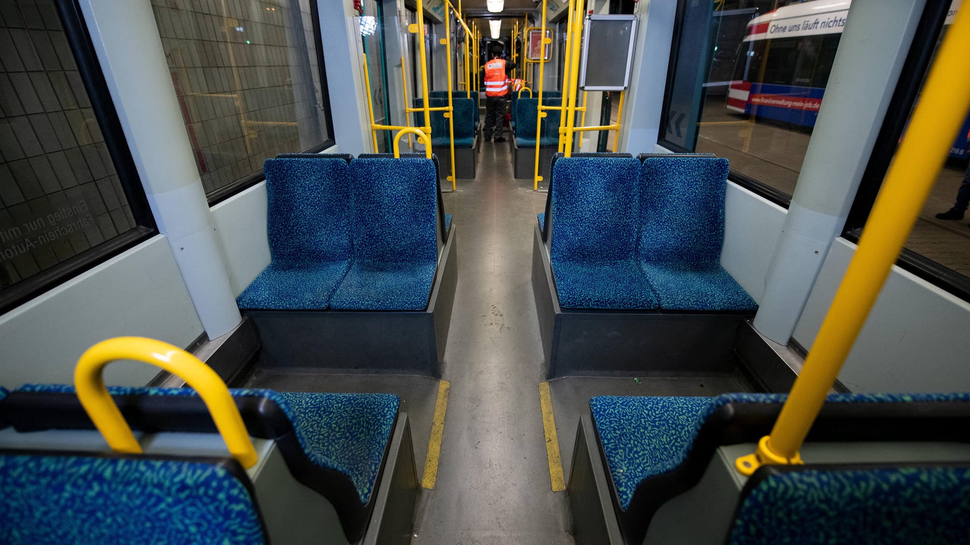 Blick in eine nahezu leere Frankfurter U-Bahn (Symbolbild): In der Stadt bleiben die U-Bahnen wegen eines Streiks stehen.