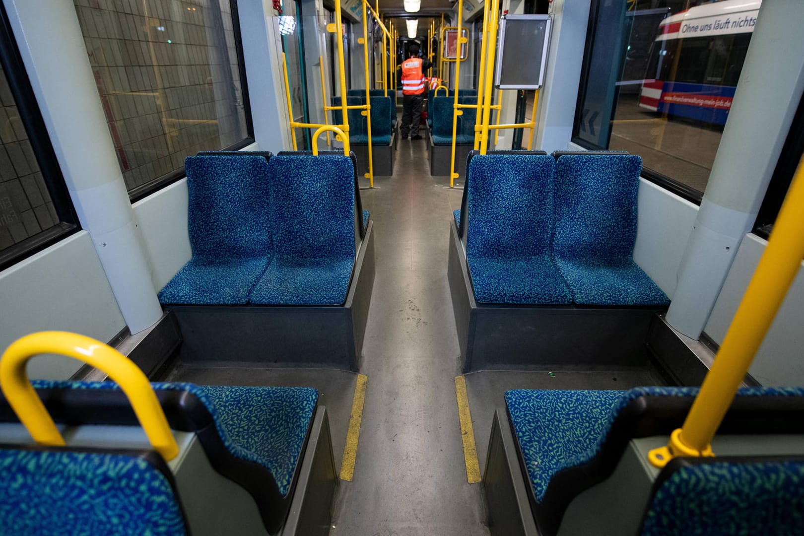 Blick in eine nahezu leere Frankfurter U-Bahn (Symbolbild): In der Stadt bleiben die U-Bahnen wegen eines Streiks stehen.