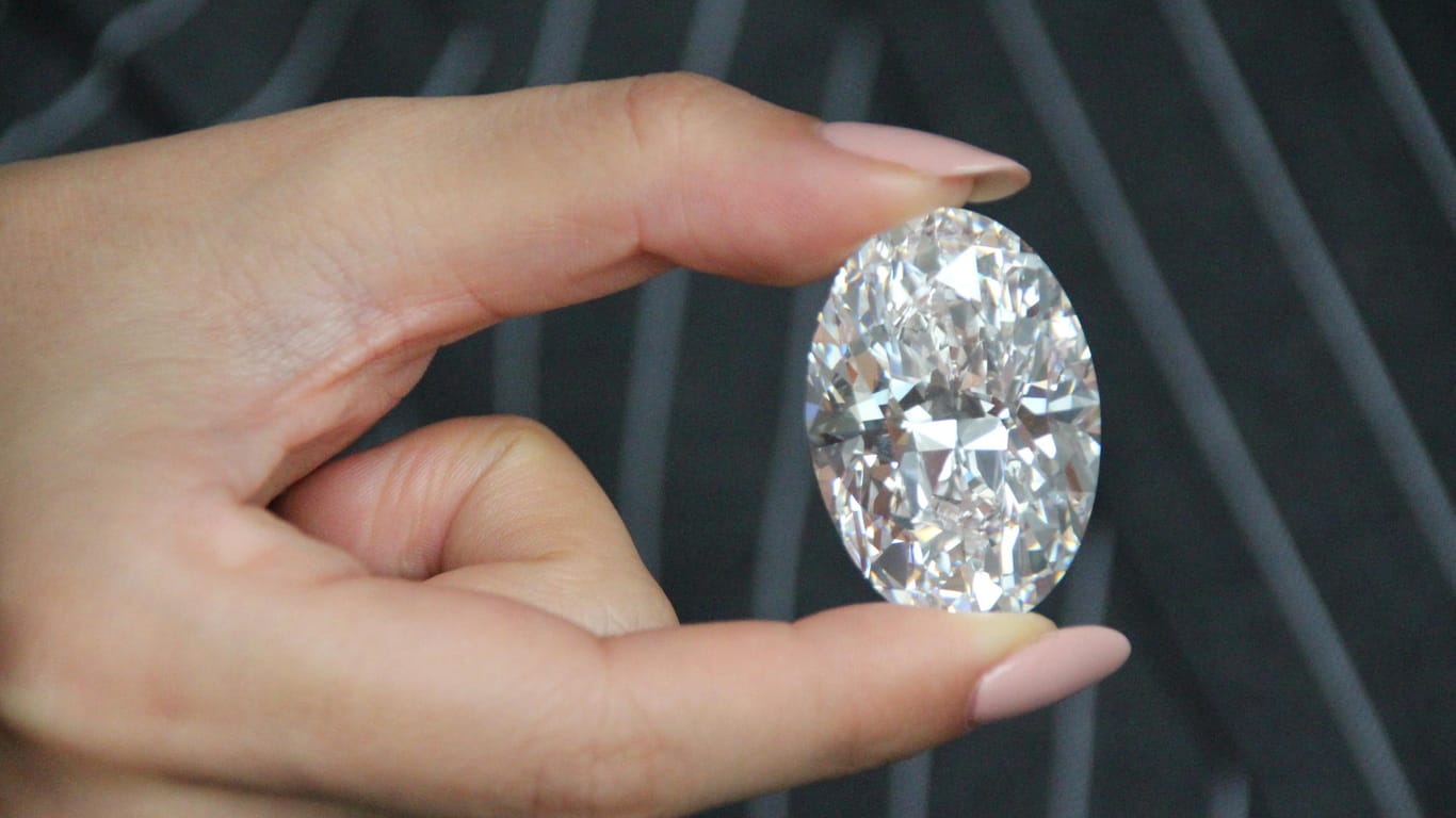 New York: Ein Model zeigt bei Sotheby's in New York einen großen, weißen Diamanten. Der in Kanada entdeckte wertvolle Edelstein wurde in Hongkong versteigert.