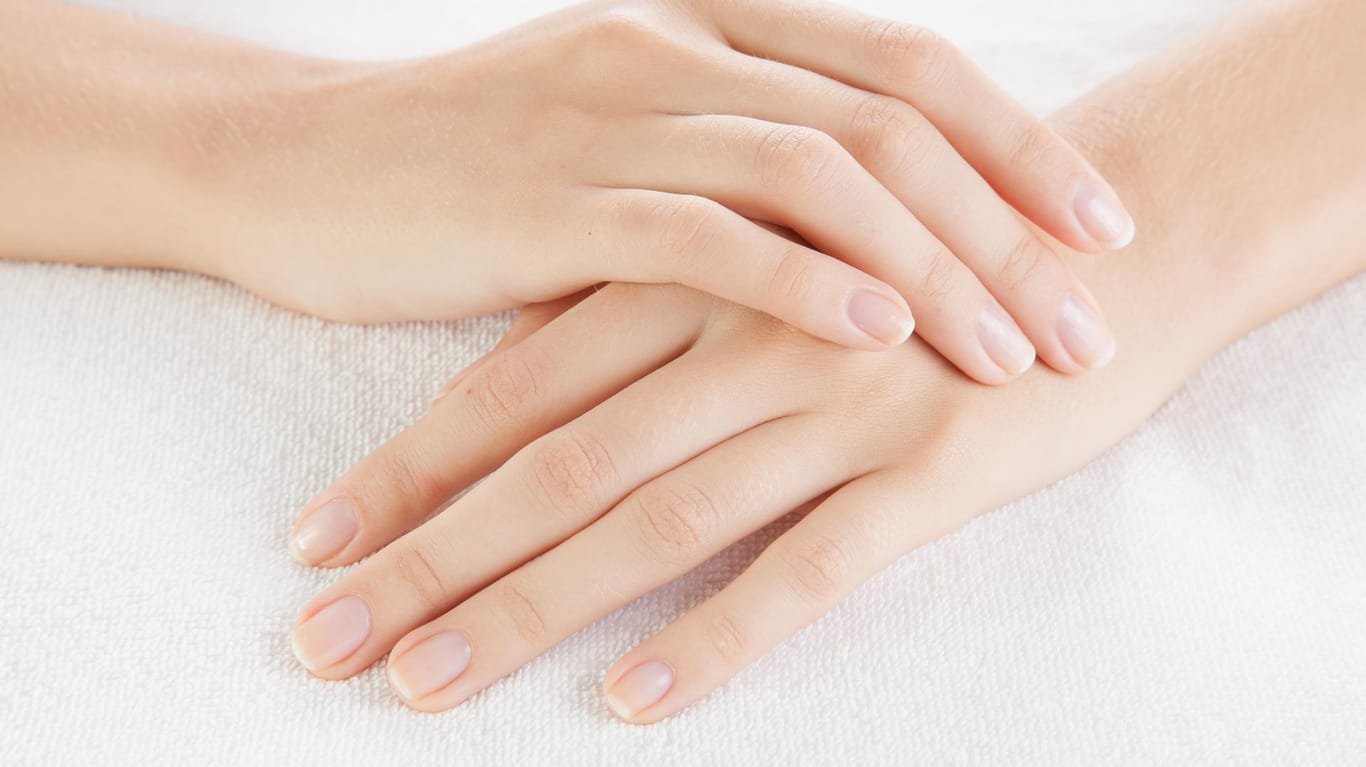 Fingernägel: Wer seinen Nägeln etwas Gutes tun möchte, kann Nagelhärter anstelle von Klarlack auftragen.