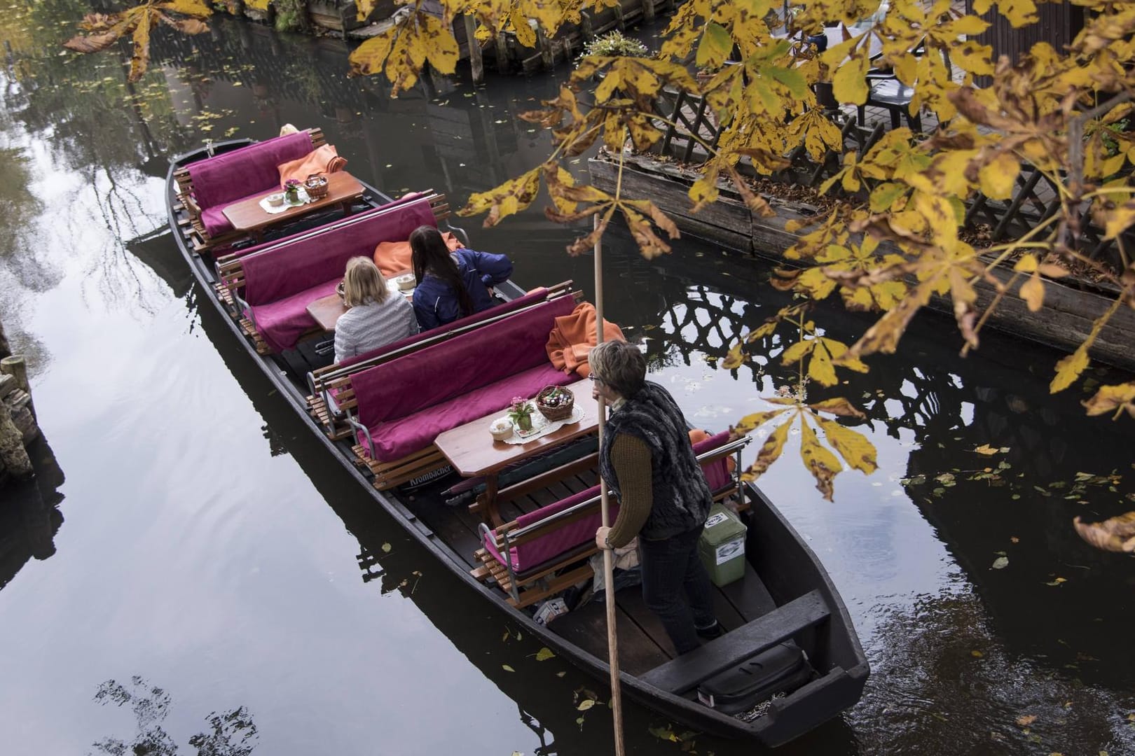 Ein Spreewaldkahn bei Lehde im Spreewald: Die Region lässt sich besonders gut per Boot erkunden.