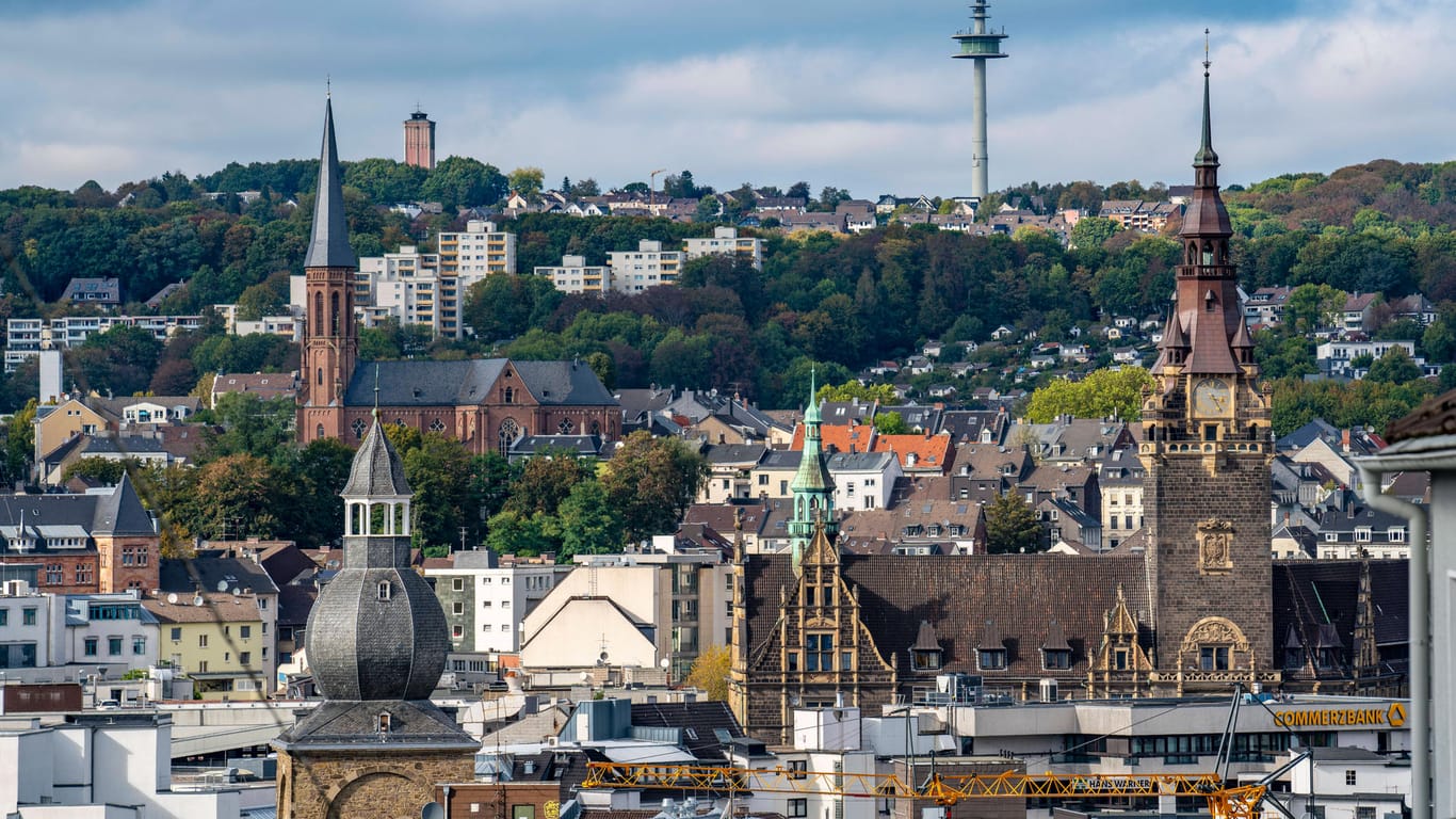 Skyline von Wuppertal (Archivbild): Die Stadt hat schärfere Corona-Regeln beschlossen.