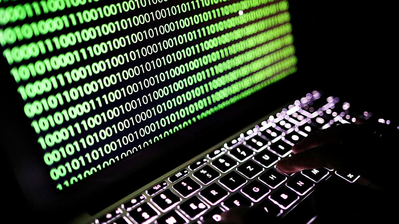 Auf dem Bildschirm eines Laptops ist ein Binärcode zu sehen (Symbolbild): Der Europäische Gerichtshof hat eine Entscheidung zur Vorratsdatenspeicherung gefällt.