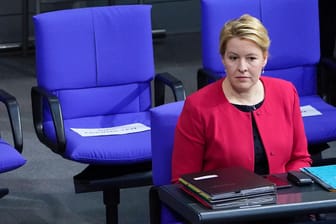 Familienministerin Franziska Giffey im Bundestag: Die Studenten der FU Berlin fordern, dass die SPD-Politikerin ihren Doktortitel abgeben muss.