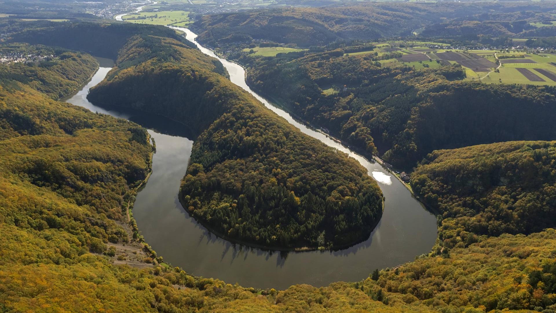 Saarschleife: Der Aussichtspunkt Cloef und die Burg Montclair bieten den schönsten Blick auf die wohl bekannteste Flussbiegung Deutschlands.