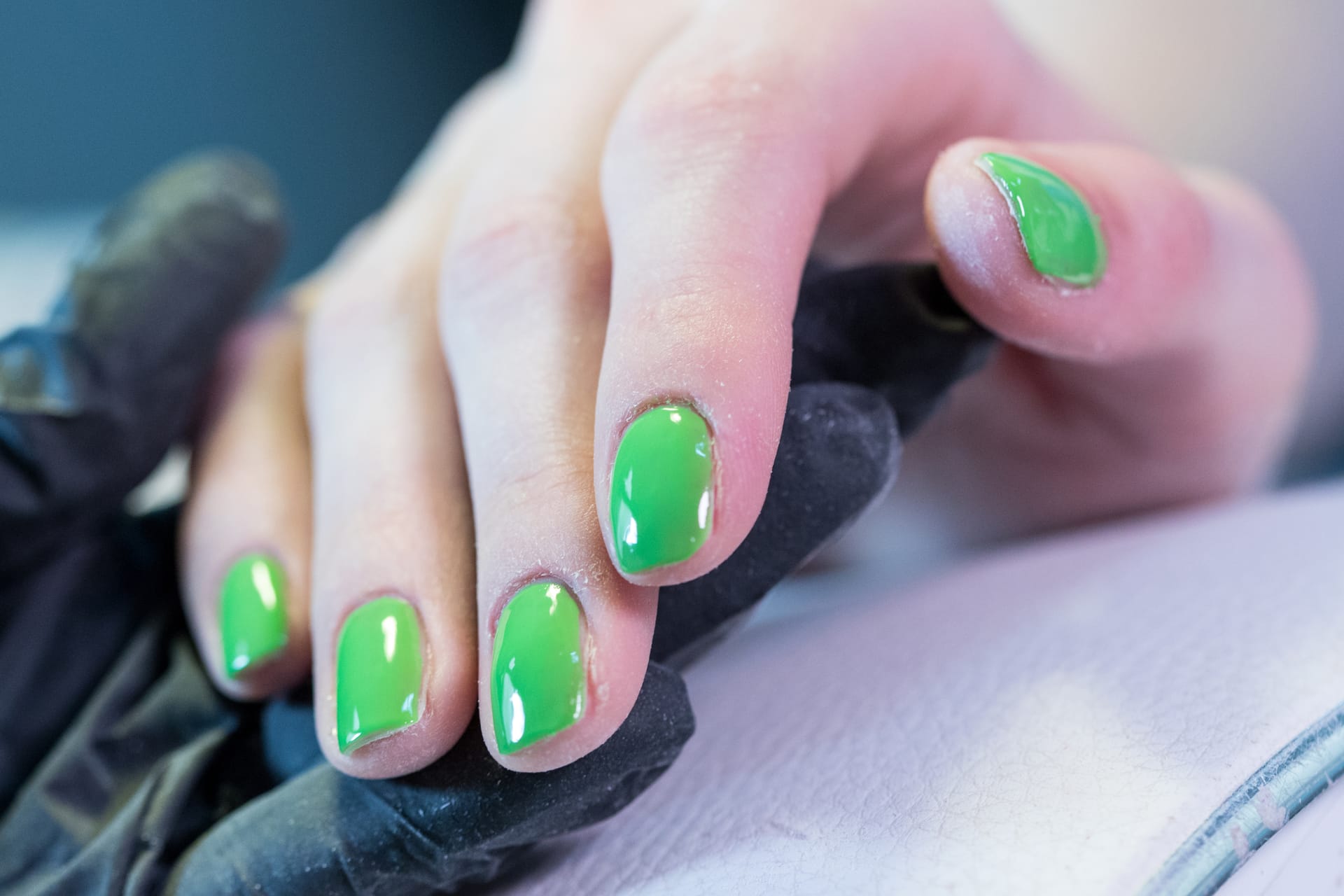 Nagellack: Ein Trend für diejenigen, die es besonders auffällig mögen, sind Fingernägel in Neontönen.