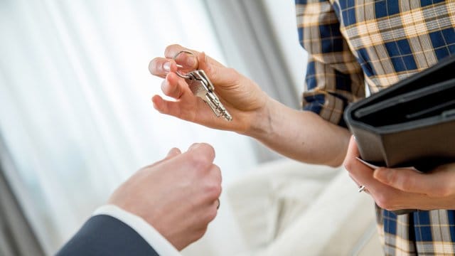 Makler helfen bei der Suche nach Immobilien. Makler helfen bei der Suche nach Immobilien.