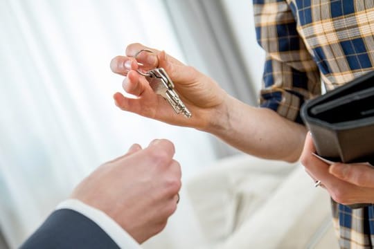Makler helfen bei der Suche nach Immobilien. Makler helfen bei der Suche nach Immobilien.