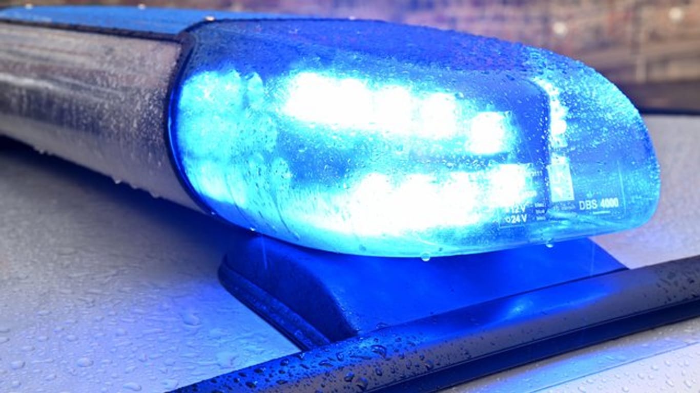 Ein Streifenwagen der Polizei mit eingeschaltetem Blaulicht (Symbolbild): Nach dem Angriff auf einen Schwerbehinderten hat die Polizei Fahndungsfotos vom Täter veröffentlicht.