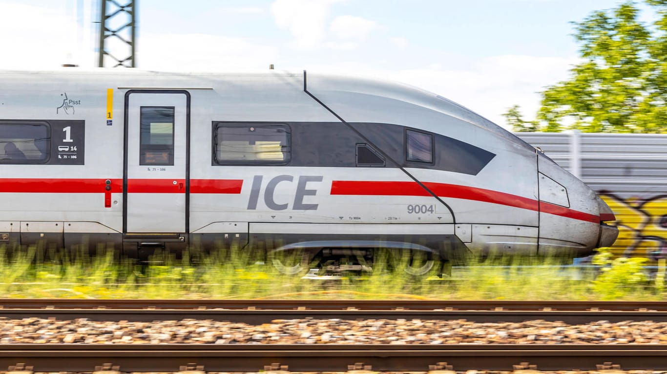 Fahrender ICE (Symbolbild): Die Deutsche Bahn macht das Reisen im Fernverkehr teurer.