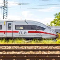 Fahrender ICE (Symbolbild): Die Deutsche Bahn macht das Reisen im Fernverkehr teurer.