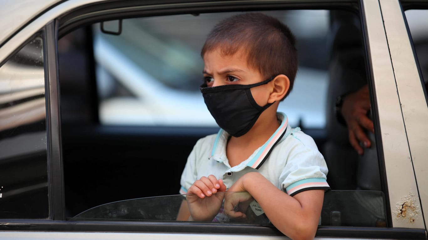 Maskenpflicht: Die AfD plädiert dafür, belastete Kinder von der Pflicht auszunehmen.