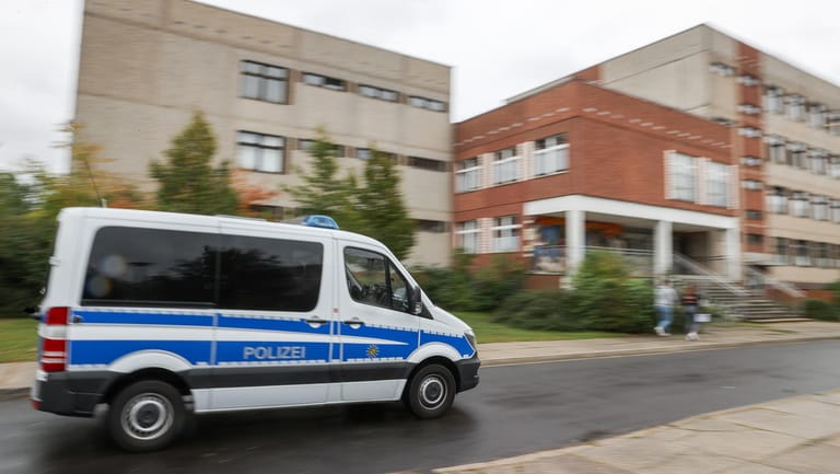 Ein Polizeifahrzeug fährt Streife durch den Stadtteil Paunsdorf: Die Leipziger Polizei sucht mit einem Großeinsatz nach einem Mann, der mehrfach versucht haben soll, Kinder zu entführen.