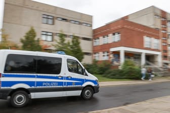 Ein Polizeifahrzeug fährt Streife durch den Stadtteil Paunsdorf: Die Leipziger Polizei sucht mit einem Großeinsatz nach einem Mann, der mehrfach versucht haben soll, Kinder zu entführen.