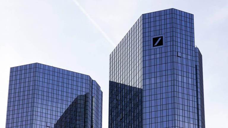 Deutsche-Bank-Turm in Frankfurt am Main: Das Geldhaus will sich neu aufstellen – und für mögliche Fusionen richten.