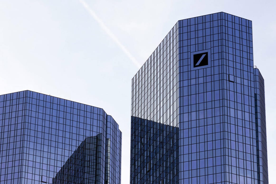 Deutsche-Bank-Turm in Frankfurt am Main: Das Geldhaus will sich neu aufstellen – und für mögliche Fusionen richten.