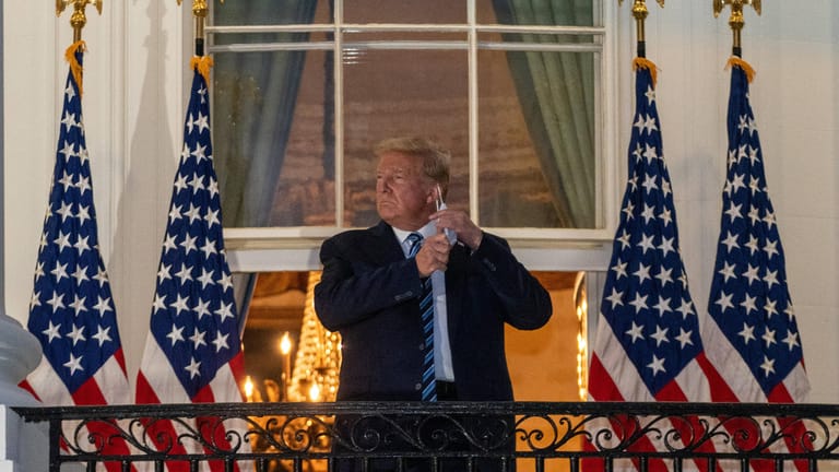 Donald Trump: Der US-Präsident ist an Corona erkrankt – und hat das Krankenhaus nach wenigen Tagen schon verlassen.
