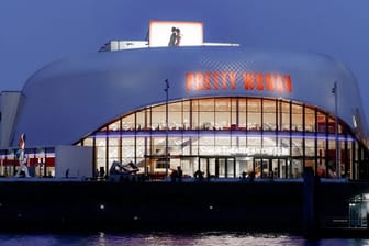 Das Stage-Musical-Theater Steinwerder im Hamburger Hafen (Archivbild): Das Musical-Unternehmen Stage Entertainment geht davon aus, dass es erst 2021 etwas mit Shows wird.