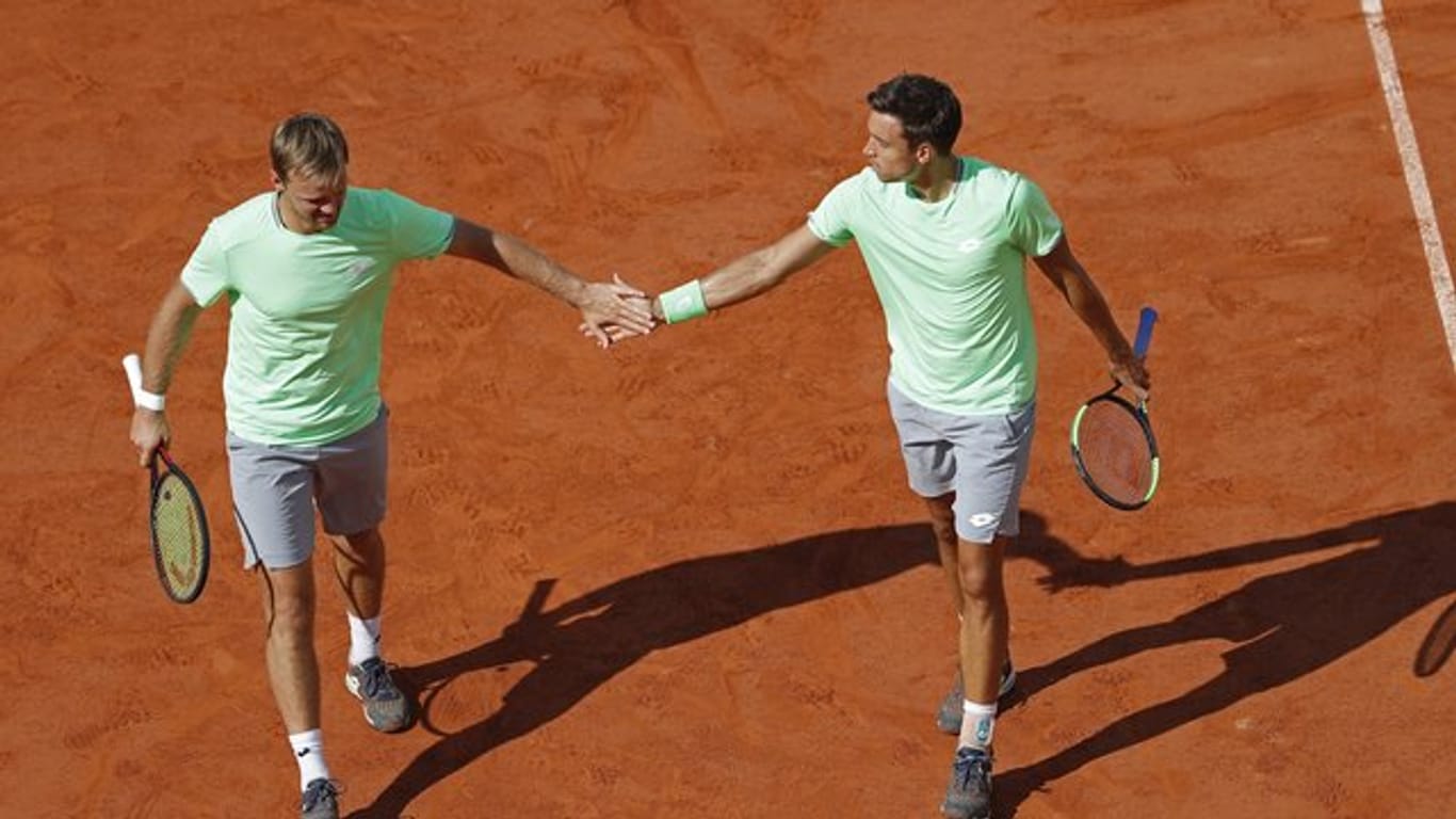 Kevin Krawietz (l) und Andreas Mies haben in Paris das Halbfinale im Doppel erreicht.