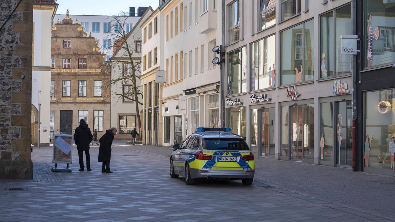 Eine Polizeistreife in der Bielefelder Innenstadt (Symbolbild): Im Stadtteil Brackwede hat sich ein Raubüberfall ereignet.