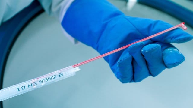 Der inzwischen gestorbene Arzt war an einer Klinik in Zwolle Spezialist für künstliche Befruchtungen mit Spender-Sperma. Der inzwischen gestorbene Arzt war an einer Klinik in Zwolle Spezialist für künstliche Befruchtungen mit Spender-Sperma.