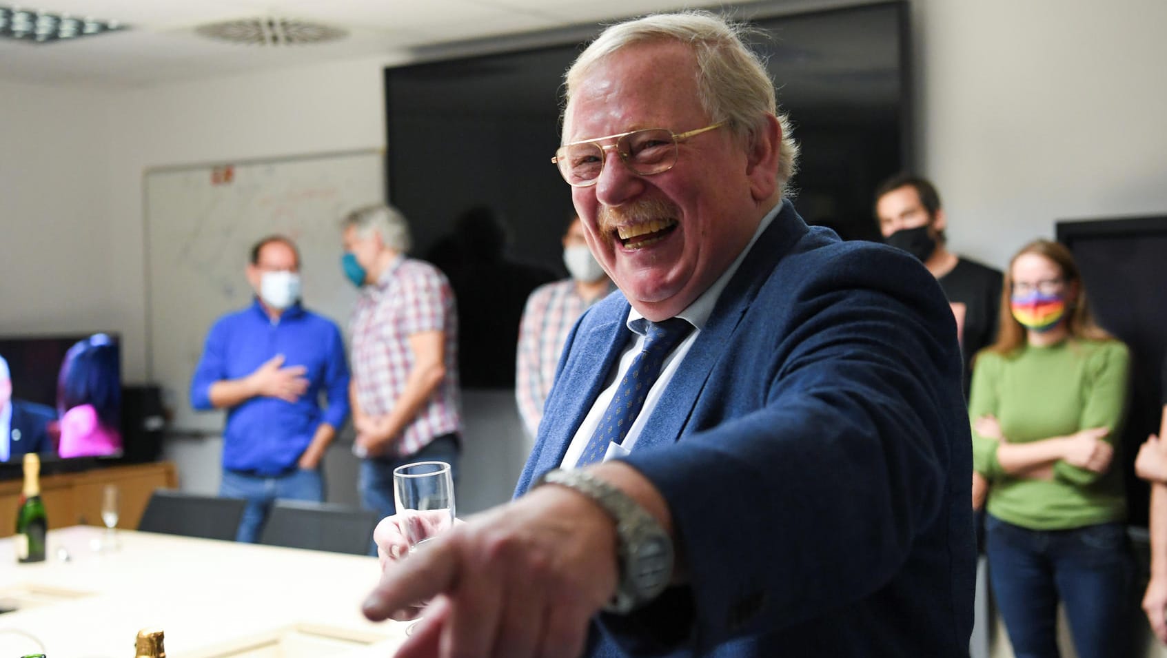 Reinhard Genzel feiert mit Mitarbeitern seines Instituts in München: Der deutsche Physiker ist mit dem Nobelpreis ausgezeichnet worden.