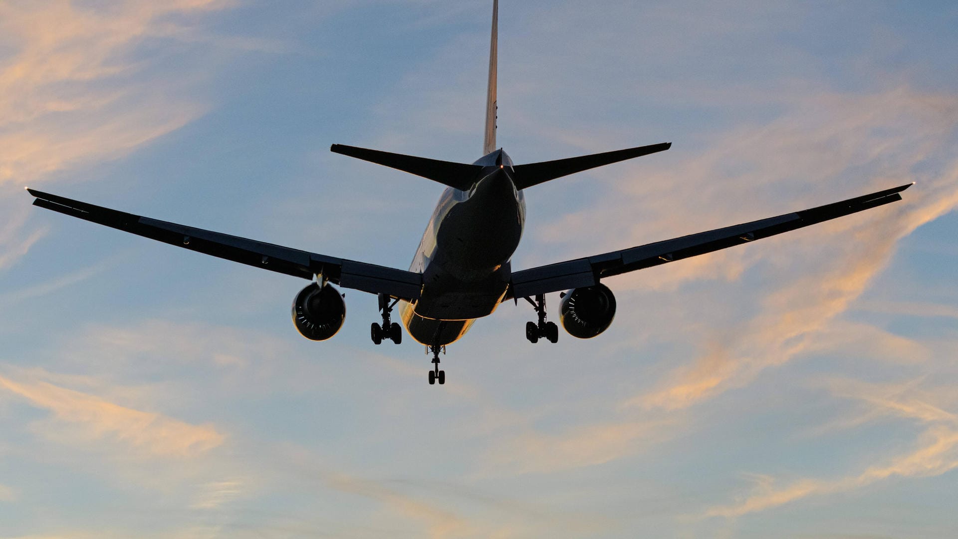 Ein Flugzeug am Himmel: In Nürnberg kam eine Drohne einer Maschine nahe.