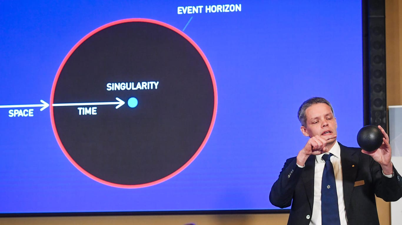 Physik-Stunde in Stockholm: Ulf Danielsson, Mitglied der Schwedischen Akademie der Akademie der Wissenschaften, erklärt bei der Nobelpreisverleihung, wie ein Schwarzes Loch funktioniert.