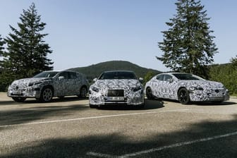 Noch ist die Elektro-Offensive gut getarnt: Vier neue EQ-Modelle will Mercedes von 2021 an starten, darunter mit den S- und E-Klassen vergleichbare Limousinen und SUVs.