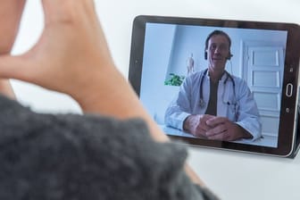 Was fehlt Ihnen denn? Arbeitnehmer können sich nun auch per Videosprechstunde von ihrem Arzt krankschreiben lassen.