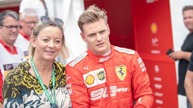 Sabine Kehm, Managerin von Mick Schumacher, steht neben dem Formel-2-Fahrer.