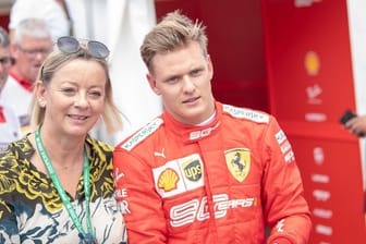Sabine Kehm, Managerin von Mick Schumacher, steht neben dem Formel-2-Fahrer.
