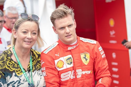 Sabine Kehm, Managerin von Mick Schumacher, steht neben dem Formel-2-Fahrer.