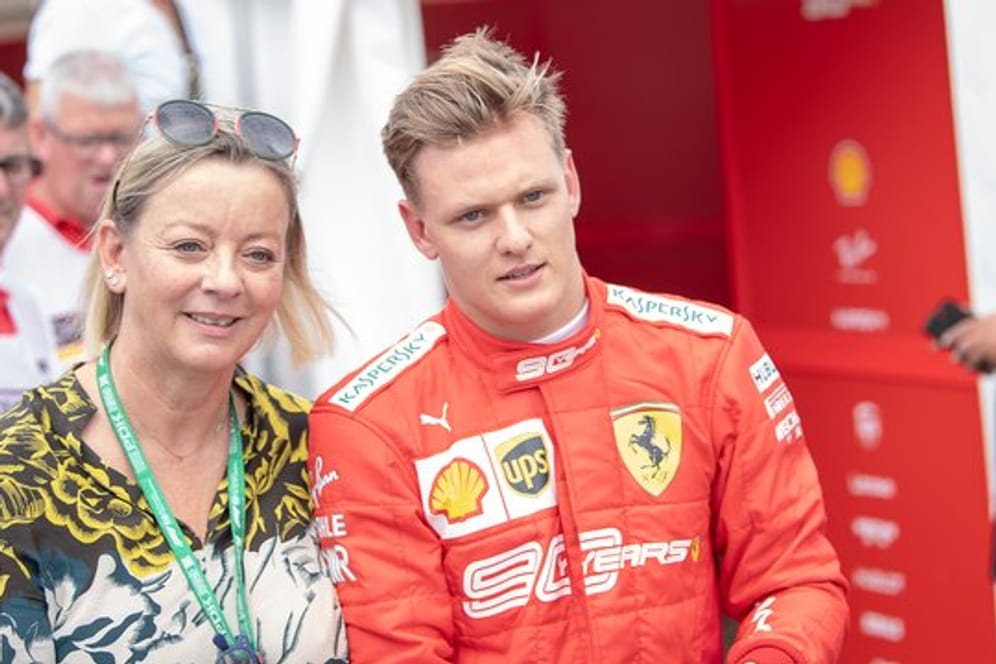 Sabine Kehm, Managerin von Mick Schumacher, steht neben dem Formel-2-Fahrer.